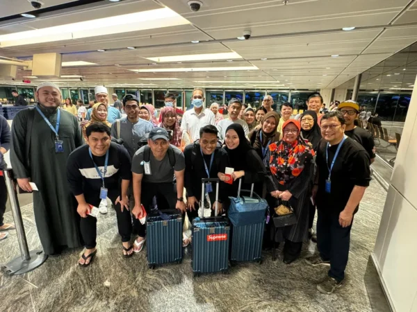 Group Photo in Airport Nov2023